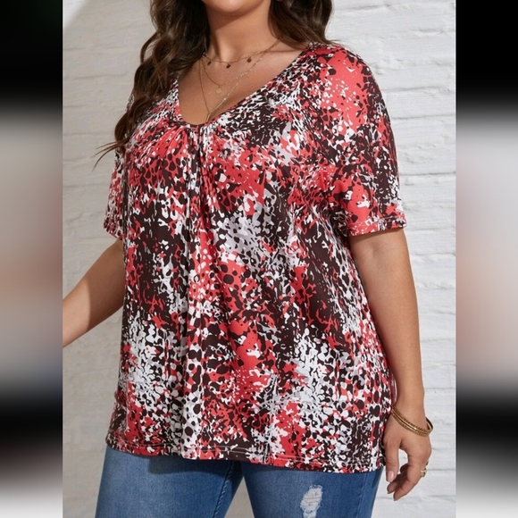 New Beautiful Plus Size Allover Print Tee - Picture 3 of 7